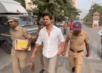 Bigg Boss Marathi Jay Dudhane Fraud Case Arrest Update | Mumbai Airport | स्प्लिट्सविला-13 विनर जय दुधाने मुंबई एयरपोर्ट से गिरफ्तार: 10 दिन पहले हुई शादी, हनीमून पर जा रहे थे, 5 करोड़ की धोखाधड़ी के आरोप हैं