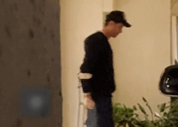 बैसाखी के सहारे चलते दिखे ऋतिक रोशन:फिल्ममेकर गोल्डी बहल की पार्टी में पहुंचे थे एक्टर, फैंस ने जताई चिंता