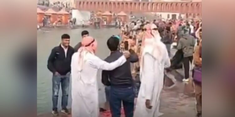 शेख के लिबास में हर की पौड़ी पर घूम रहे थे ‘हबीबुल्ला’ और ‘हबीबी’, VIDEO वायरल होने के बाद दोनों गिरफ्तार