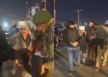 Video: हर की पैड़ी में आरती के दौरान श्रद्धालु को हार्ट अटैक, पुलिस तुरंत अस्पताल ले गई, पर नहीं बची जान