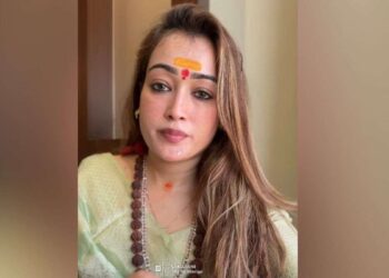 VIDEO: कर्जे से परेशान हुईं महाकुंभ की वायरल गर्ल हर्षा रिछारिया, धर्म की राह छोड़ी, अब ये काम करेंगी