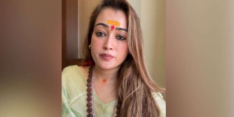 VIDEO: कर्जे से परेशान हुईं महाकुंभ की वायरल गर्ल हर्षा रिछारिया, धर्म की राह छोड़ी, अब ये काम करेंगी