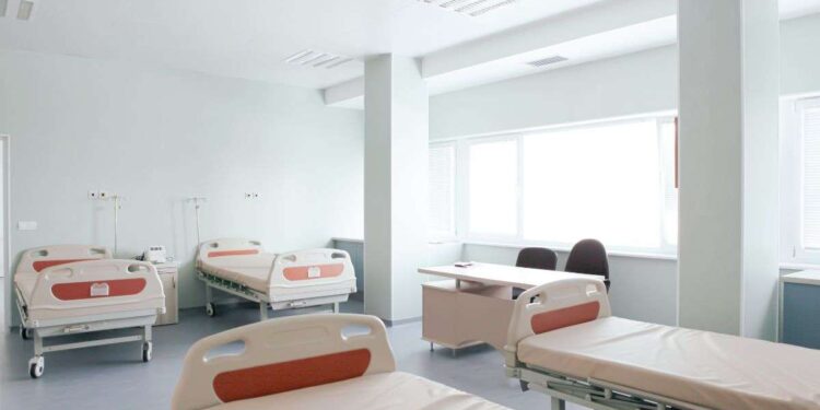 सरकारी प्राइमरी स्कूल में मिड-डे मील खाने के बाद 45 छात्र बीमार, 38 हॉस्पिटल में एडमिट कराए गए, 10 की हालत गंभीर