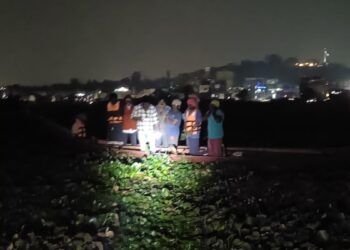 मगरमच्छों से भरे तालाब में फंस गई नाव, 9 मजदूर और इंजीनियर थे सवार, आधी रात को ऐसे बची जान