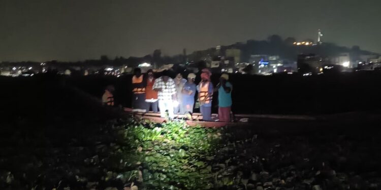 मगरमच्छों से भरे तालाब में फंस गई नाव, 9 मजदूर और इंजीनियर थे सवार, आधी रात को ऐसे बची जान