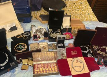 दिल्ली में ED की कार्रवाई जारी, अब सुनील गुप्ता के ठिकानों से करोड़ों का कैश और गहने का ढेर हुआ बरामद