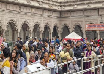 काशी-अयोध्या में 3 KM लंबी लाइनें, खाटूश्यामजी में घंटों इंतजार के बाद दर्शन; नए साल पर आधी रात से देशभर के मंदिरों में लगा भक्तों तांता