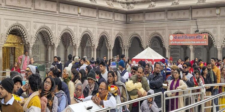 काशी-अयोध्या में 3 KM लंबी लाइनें, खाटूश्यामजी में घंटों इंतजार के बाद दर्शन; नए साल पर आधी रात से देशभर के मंदिरों में लगा भक्तों तांता