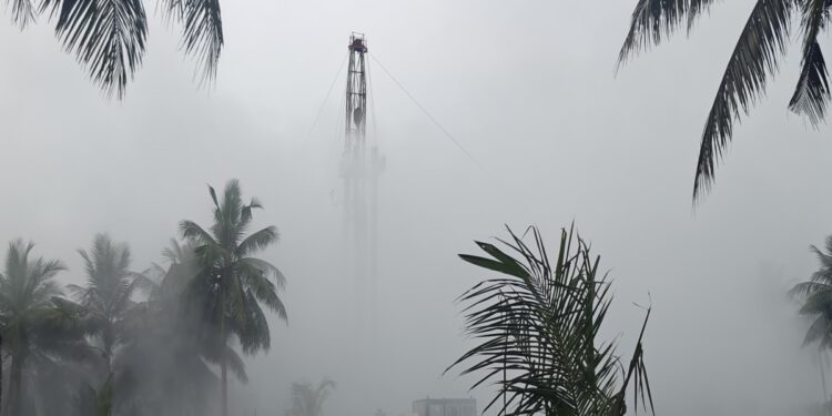 आंध्र प्रदेश में लीक हुई ONGC की गैस, दूर तक छाई धुंध, कई जगहों पर लगी आग, मचा हड़ंकप-VIDEO