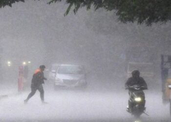 धूप देखकर खुश ना हों, कड़ाके की ठंड अभी बाकी है…दिल्ली-NCR समेत कुछ राज्यों में बारिश का अलर्ट, जानें कैसा रहेगा मौसम