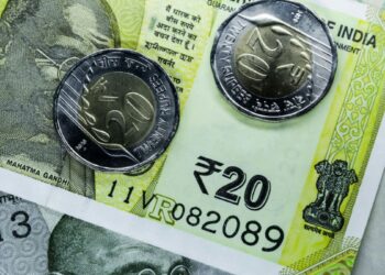 रुपया अमेरिकी डॉलर के मुकाबले सर्वकालिक निचले लेवल 92.02 तक फिसला, इतने पर हुआ बंद