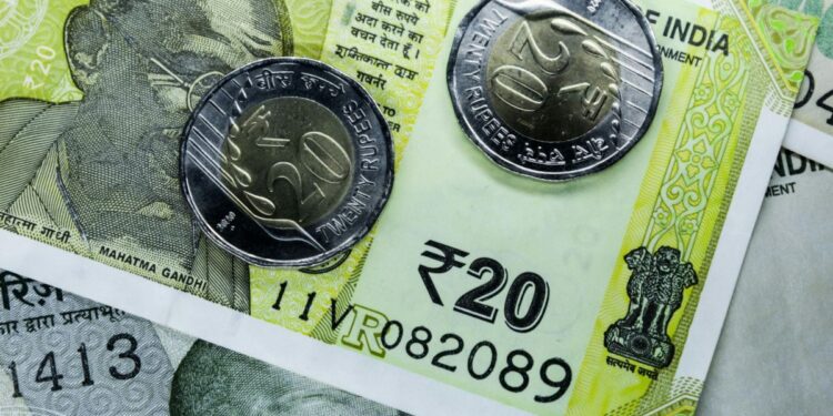 रुपया अमेरिकी डॉलर के मुकाबले सर्वकालिक निचले लेवल 92.02 तक फिसला, इतने पर हुआ बंद