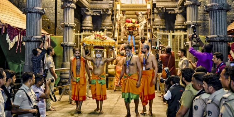 सोची समझी साजिश के तहत हो रही थी सबरीमला मंदिर में सोने की चोरी, जांच में हैरान करने वाले खुलासे, 13 लोग गिरफ्तार