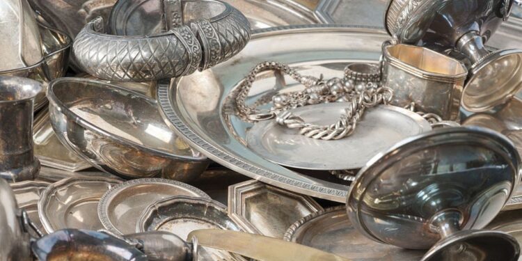 Silver Returns: चांदी ने पिछले साल दिया 164% का छप्परफाड़ रिटर्न, जानें 2026 में कितने बढ़ सकते हैं भाव