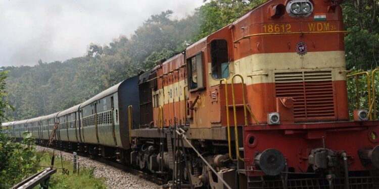 PNR से लेकर ट्रेन की लोकेशन तक सब मिलेगा फटाफट, रेलवे का निकाला नया जुगाड़! बस इस नंबर पर SMS करो