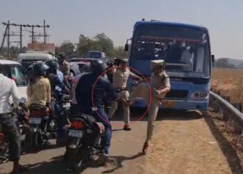 VIDEO: बाइक सवार को SP ने की लात मारने की कोशिश, CM के काफिले के लिए कर रहे थे ट्रैफिक कंट्रोल