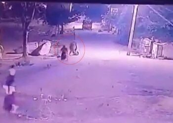 तेलंगाना: चलती ऑटो से कूदने लगी छात्राएं, एक की हुई मौत; CCTV फुटेज आया सामने