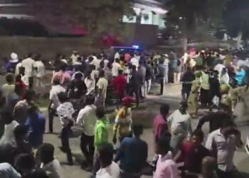 बेल्लारी में बवाल! बैनर लगाने के लिए आपस में भिड़े दो विधायकों के समर्थक, गोलीबारी में एक की मौत