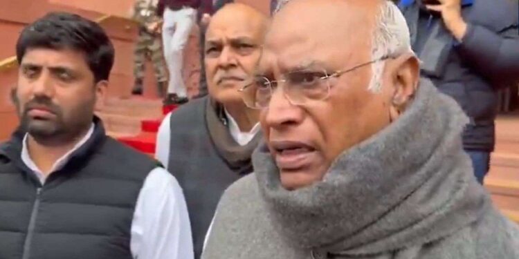 ममता के बाद अब खरगे ने भी की प्लेन हादसे की जांच की मांग, जानिए अजित पवार के बारे में क्या बोले?