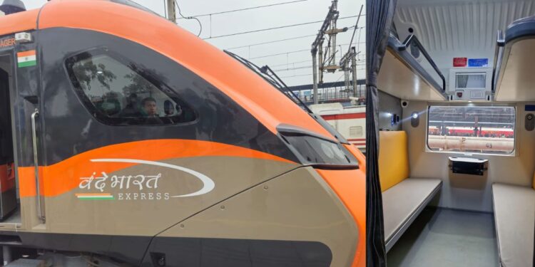 देश की पहली वंदे भारत स्लीपर ट्रेन जल्द पटरियों पर दौड़ेगी, ये होगा रूट, खासियत जानकर कहेंगे “वाह”
