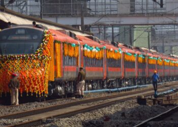 वंदे भारत स्लीपर का जलवा! बुकिंग खुलते ही कुछ ही घंटों में बिक गईं सारी टिकट