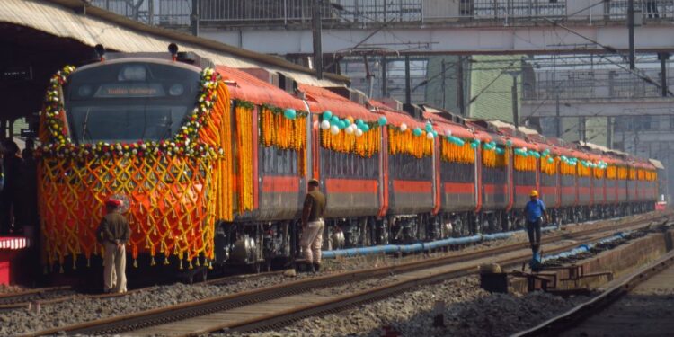 हावड़ा-कामाख्या वंदे भारत स्लीपर में मिलेगा Non-Veg खाना, यात्रियों की शिकायत के बाद एक्शन में रेलवे