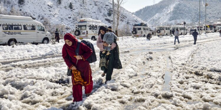 उत्तर भारत में बर्फबारी से कड़ाके की ठंड का प्रकोप, अब फिर बरसेंगे बादल, जानिए अगले 2 दिन के मौसम का हाल