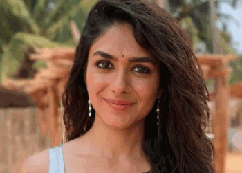 मृणाल ठाकुर ने अल्लू अर्जुन को भेजा फूलों का बुके:‘पुष्पा 2’ के लिए अवॉर्ड मिलने पर दी बधाई; एक्टर बोले- कभी साथ काम करेंगे