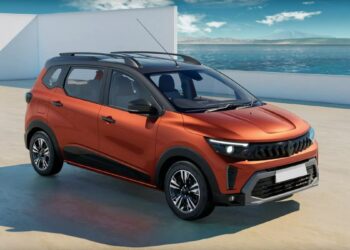 कीमत घटते ही मचा बवाल! इस 7-सीटर कार की बिक्री 2 लाख के पार, शोरूम पर लगी लंबी कतारें!