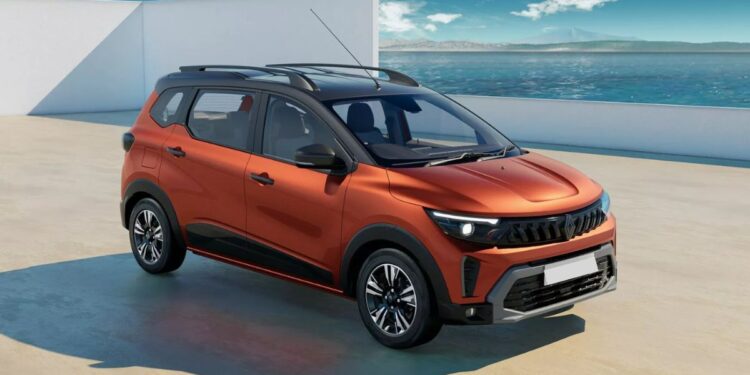 कीमत घटते ही मचा बवाल! इस 7-सीटर कार की बिक्री 2 लाख के पार, शोरूम पर लगी लंबी कतारें!