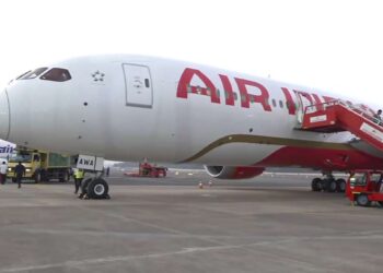 लंदन से बेंगलुरु आ रहे एयर इंडिया के विमान को अचानक रोका गया, फ्यूल कंट्रोल स्विच में खराबी से मचा हड़कंप