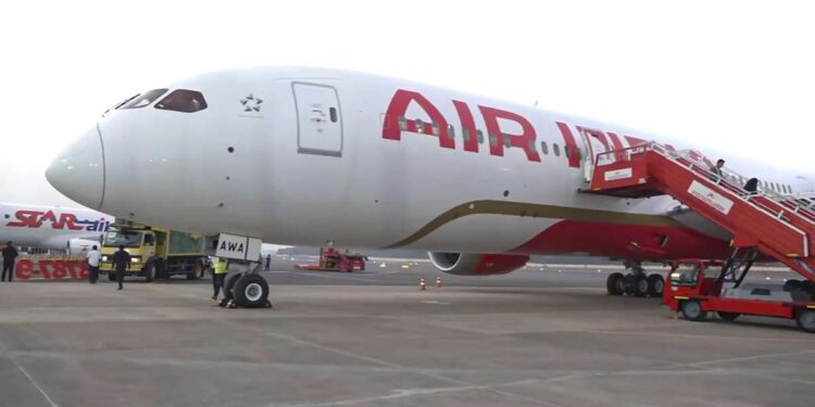 लंदन से बेंगलुरु आ रहे एयर इंडिया के विमान को अचानक रोका गया, फ्यूल कंट्रोल स्विच में खराबी से मचा हड़कंप