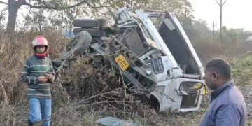 थाने के पास तेज रफ्तार में आया ट्रक, बोलेरो को मारी जोरदार टक्कर, 5 पुलिसकर्मियों की मौके पर मौत, 3 घायल-VIDEO