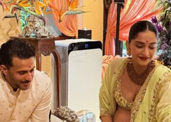 सोनम कपूर ने बेबी शावर में फ्लॉन्ट किया बेबी बंप:फैमिली मेंबर समते सेरेमनी फराह खान- करीना कपूर समेत कई सेलेब्स हुए शामिल