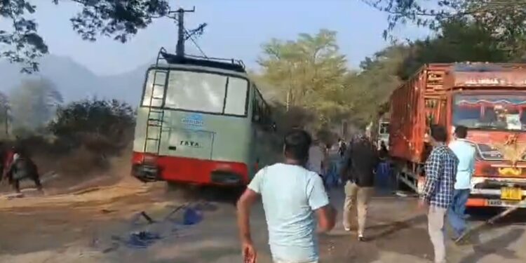 भारत बंद के दौरान अचानक पुलिस बस का ब्रेक फेल, प्रदर्शनकारियों की अटकी सांसें; VIDEO