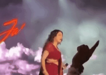 लाइव शो में जैस्मिन सैंडलस ने रोका गाना:दिल्ली में सिंगर बोलीं- 'लड़कियां सेफ नहीं तो मैं गाना नहीं गाऊंगी'