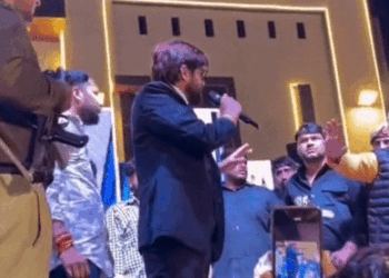 हरियाणवी सिंगर मासूम शर्मा ने सरपंच को धमकाया, VIDEO:मंच से उतारकर बोले- MLA-मंत्री तक को कुछ नहीं समझता, भीड़ से भी धक्का-मुक्की की