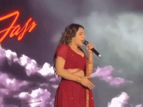 सिंगर जैस्मिन सैंडलस को फैंस ने रियल लाइफ धुरंधर बताया:शो में लड़कियां छेड़ने पर परफॉर्मेंस रोकी, बोली- पहले इन लड़कों को बाहर निकालो