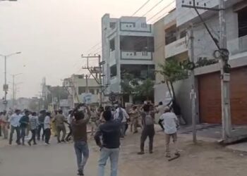 VIDEO: पूर्व मंत्री जोगी रमेश के घर पर TDP समर्थकों ने मचाया उत्पात, तोड़फोड़ कर लगा दी आग