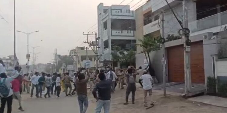 VIDEO: पूर्व मंत्री जोगी रमेश के घर पर TDP समर्थकों ने मचाया उत्पात, तोड़फोड़ कर लगा दी आग