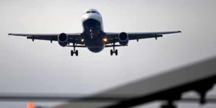 30 घंटे से अधिक समय तक विमान के अंदर रखा गया बंद, दो बार के प्रयास के बाद नहीं उतरा प्लेन, यात्रियों का फूटा गुस्सा