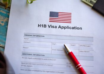 अमेरिका की नई चाल हुई फेल? H-1B पर $100000 की फीस भी नहीं रोक पाएगी भारतीयों की राह! नई स्टडी का चौंकाने वाला दावा