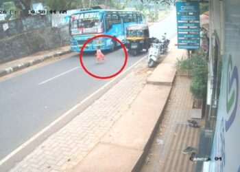 बस आ रही थी, सड़क पर अचानक दौड़ पड़ी बच्ची, फिर देखिए क्या हुआ, रोंगटे खड़े कर देने वाला VIDEO
