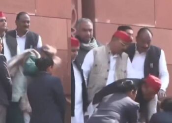 Video: शशि थरूर सीढ़ियों पर गिरे तो अखिलेश यादव ने संभाला, कांग्रेस सांसद ने बोला- Thanks, बताया कितनी गंभीर है चोट