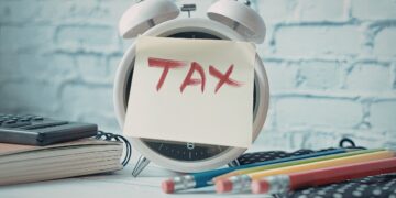 नई टैक्स रिजीम चुनने से पहले पढ़ लें ये खबर, PPF और ELSS में निवेश बंद करें या जारी रखें? समझिए पूरा गणित