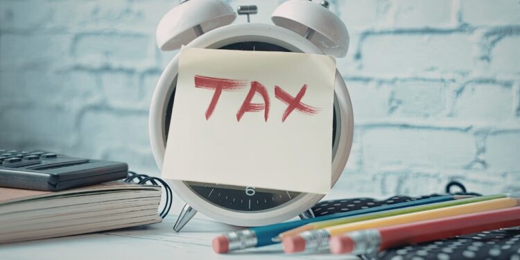 नई टैक्स रिजीम चुनने से पहले पढ़ लें ये खबर, PPF और ELSS में निवेश बंद करें या जारी रखें? समझिए पूरा गणित