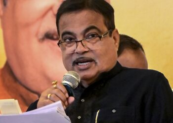 “आप टोल क्यों वसूल रहे हैं?”, नितिन गडकरी ने दिल्ली में वाहनों पर लगने वाले ग्रीन टैक्स पर उठाए सवाल