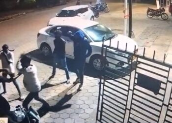 बाइक पर आए और अचानक किया तलवार से हमला, बदमाशों के आतंक का वीडियो हो रहा है वायरल