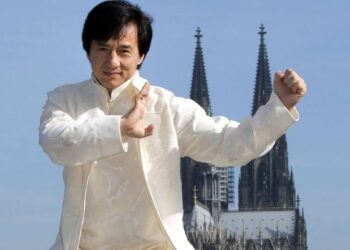 मौत के बाद जारी होगा जैकी चैन का गीत:स्कूल में 20 घंटों की कठोर ट्रेनिंग, 30 से ज्यादा चोटें झेलीं, 10 साल हॉलीवुड ने ठुकराया, ​फिर मिली कामयाबी