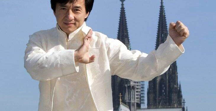 मौत के बाद जारी होगा जैकी चैन का गीत:स्कूल में 20 घंटों की कठोर ट्रेनिंग, 30 से ज्यादा चोटें झेलीं, 10 साल हॉलीवुड ने ठुकराया, ​फिर मिली कामयाबी